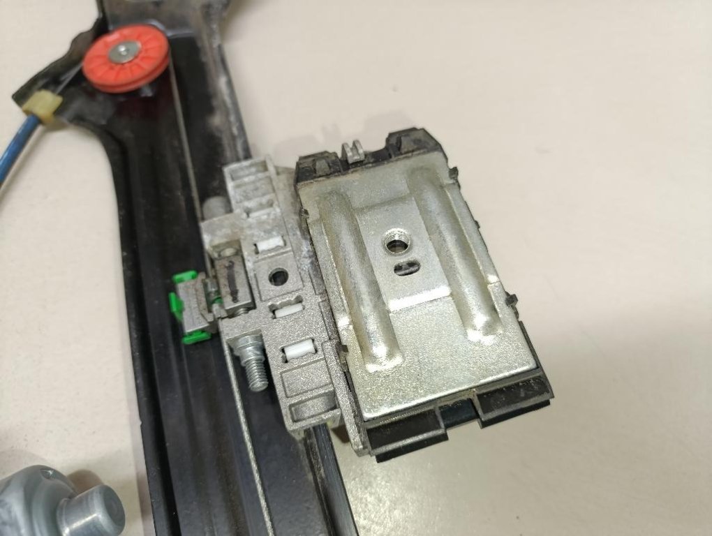 Стеклоподъемник электр. передний правый