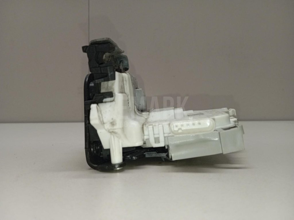 Замок двери передней правой