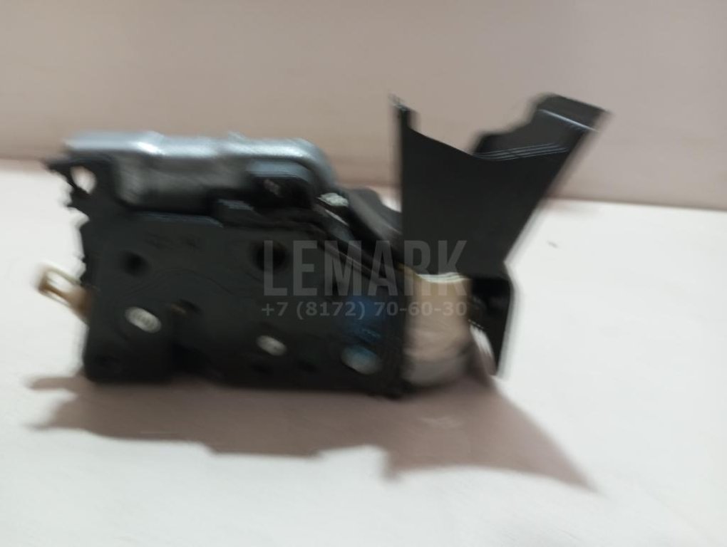 Замок двери передней левой