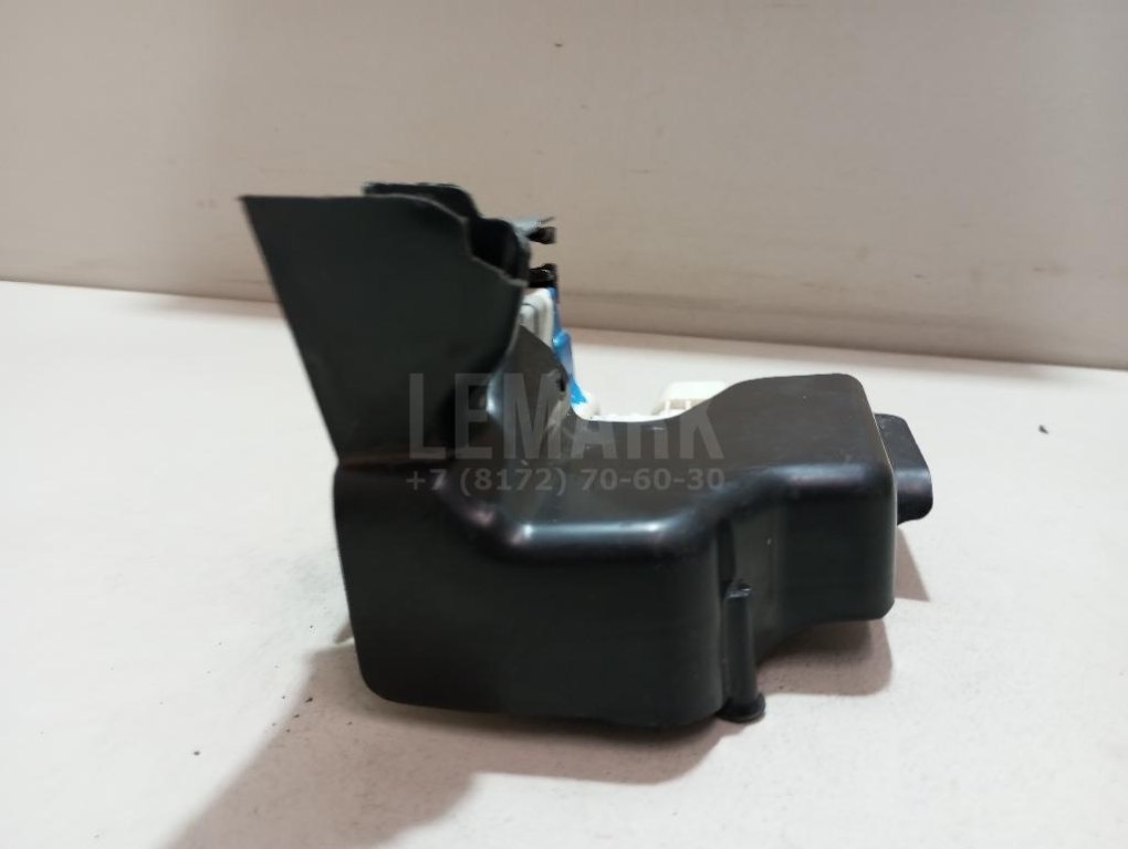 Замок двери передней левой