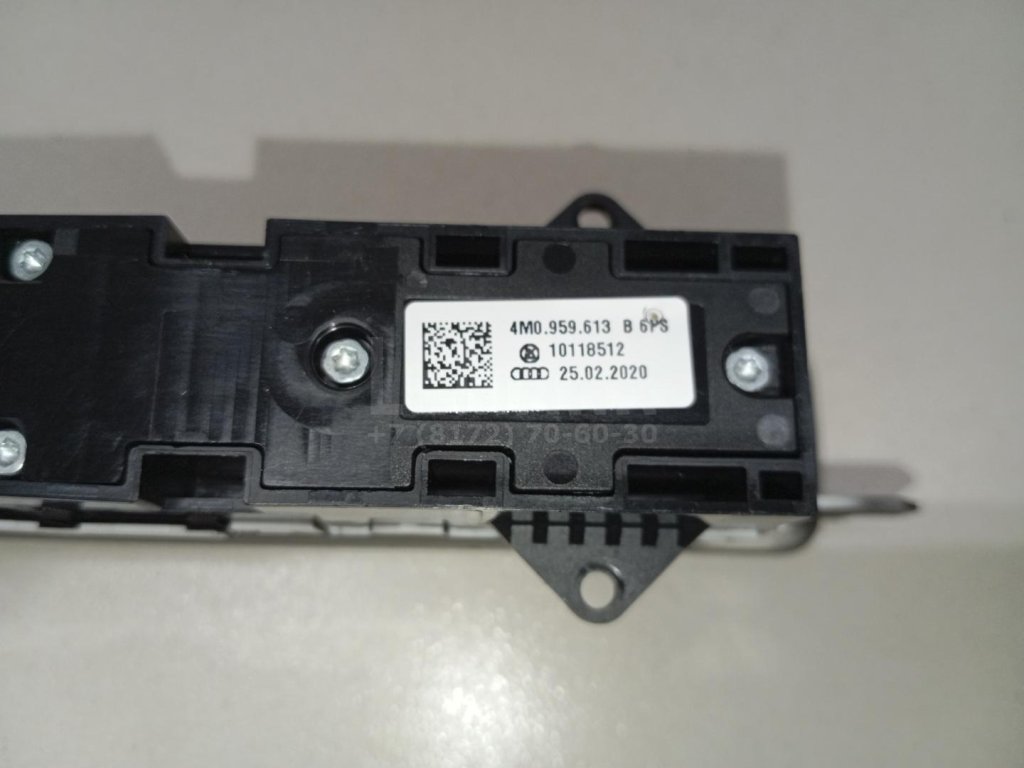 Кнопка люка