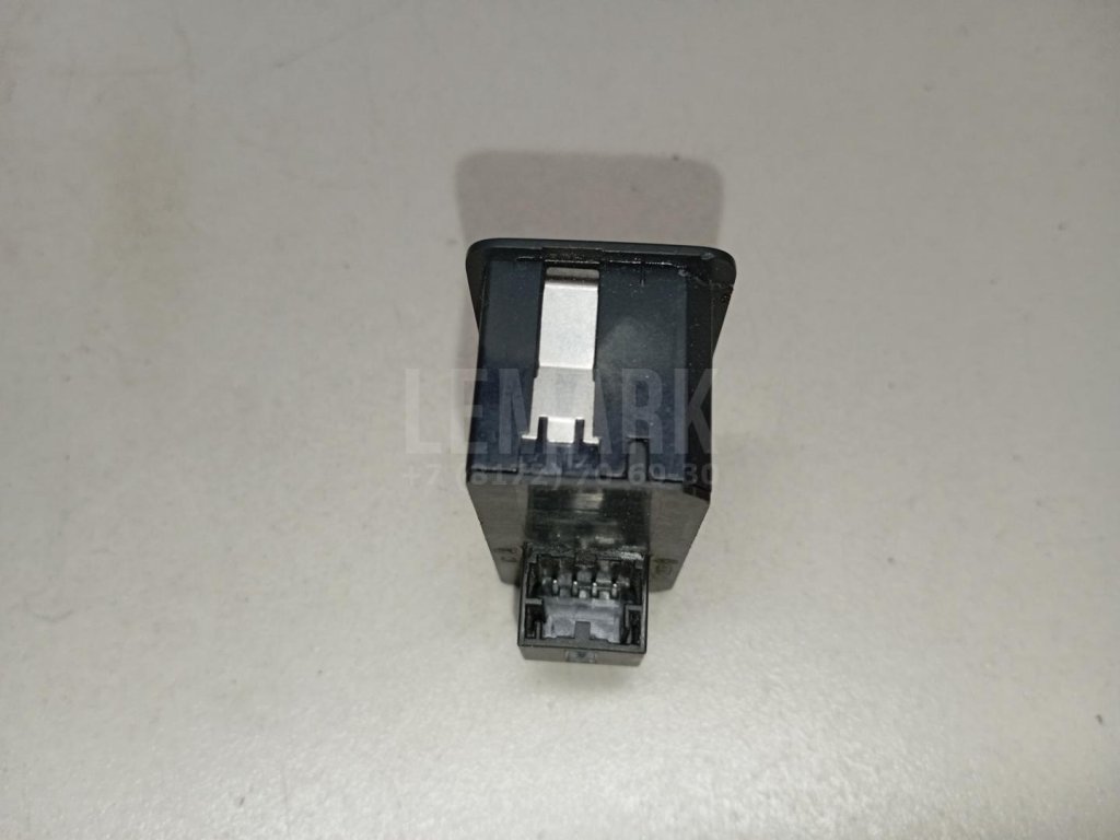 Кнопка закрывания багажника