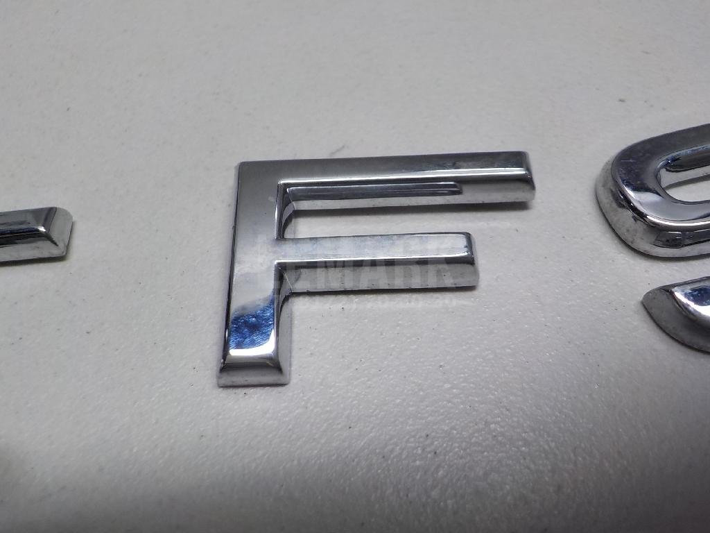 Эмблема на крышку багажника