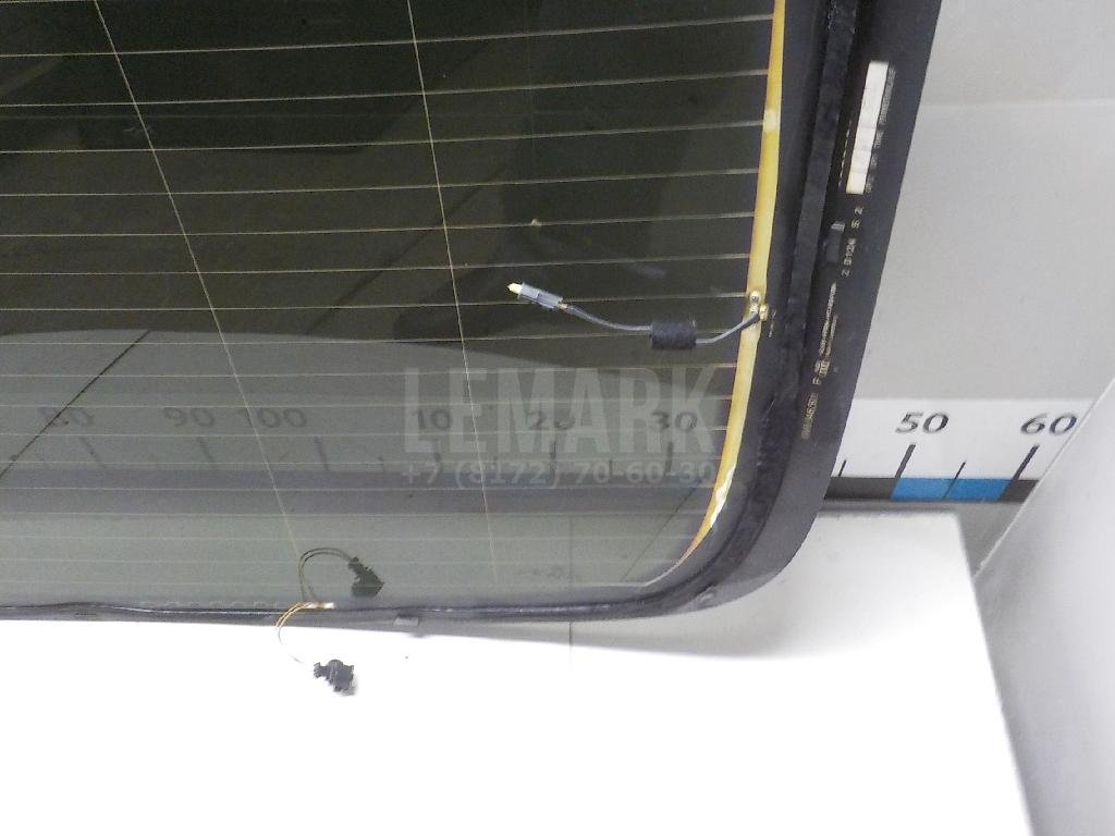 Стекло двери багажника