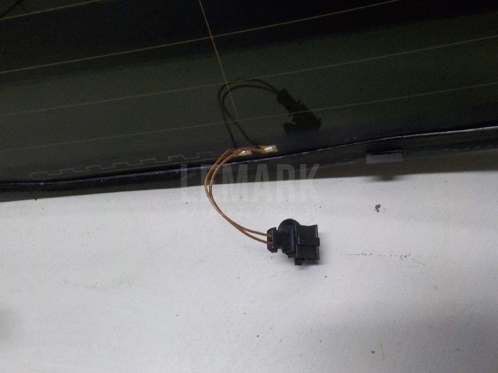 Стекло двери багажника