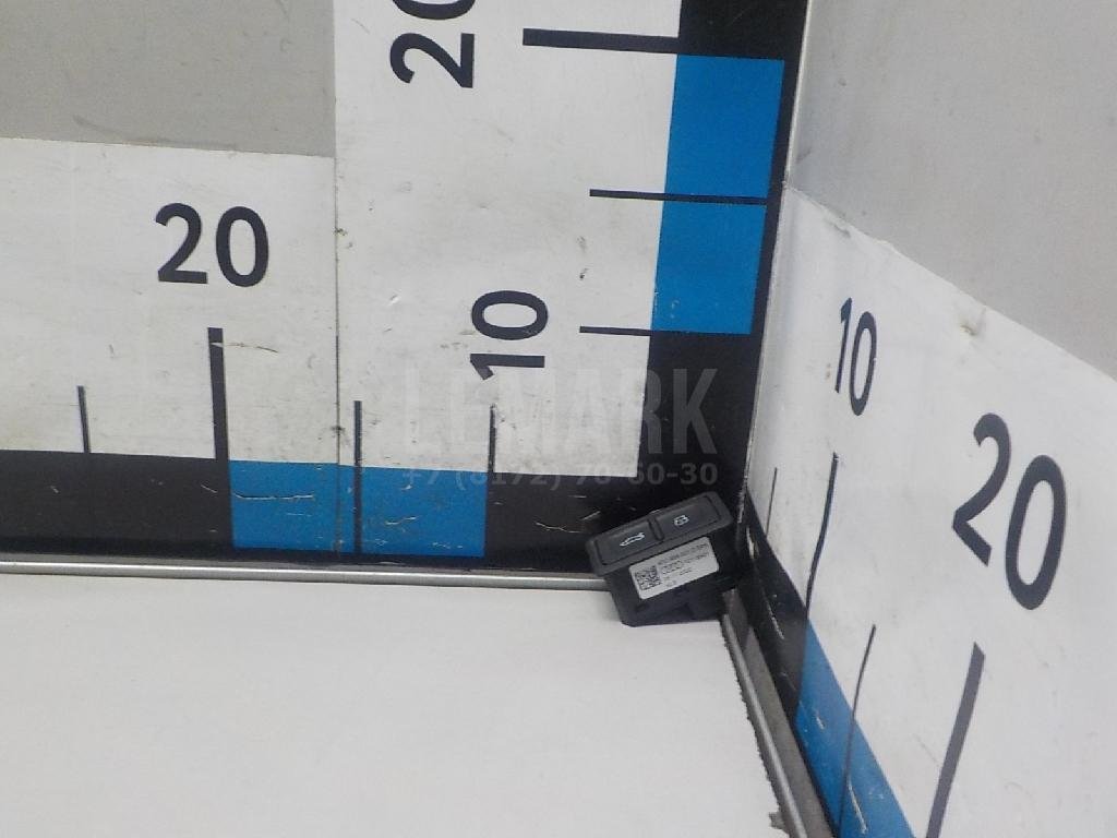 Кнопка закрывания багажника