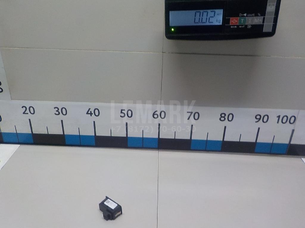 Кнопка закрывания багажника