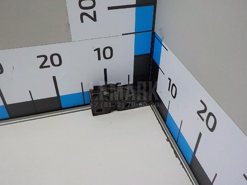 Замок капота