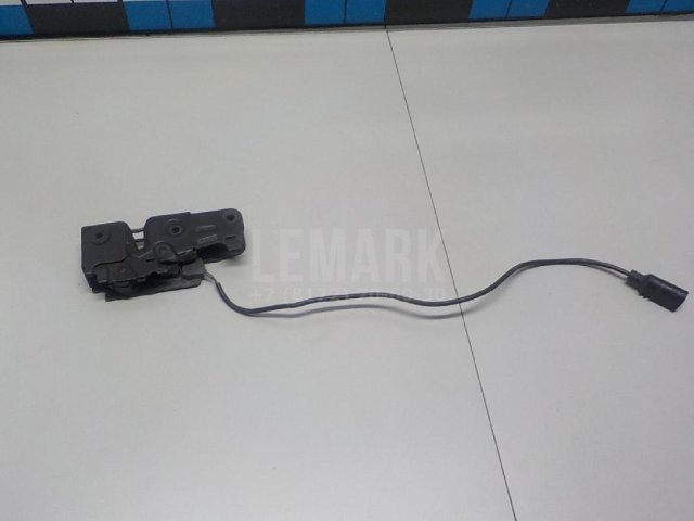 Замок капота