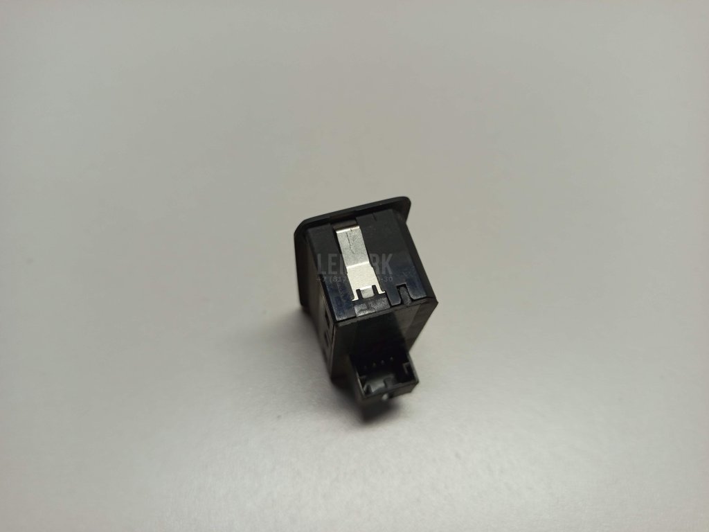 Кнопка закрывания багажника