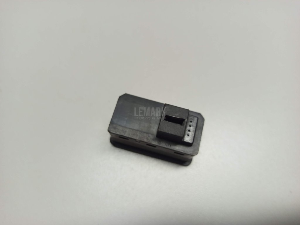 Кнопка закрывания багажника