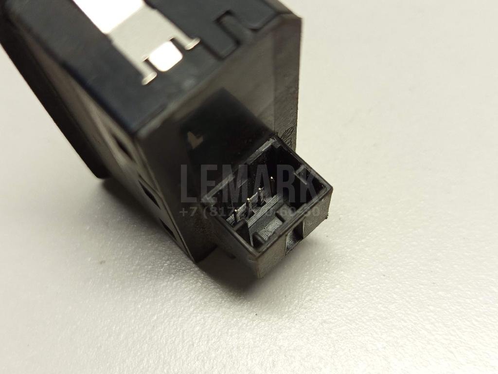 Кнопка закрывания багажника