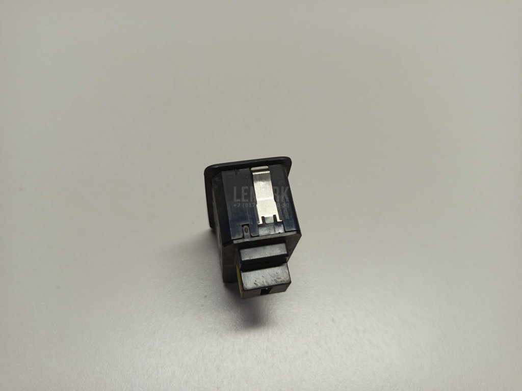 Кнопка закрывания багажника