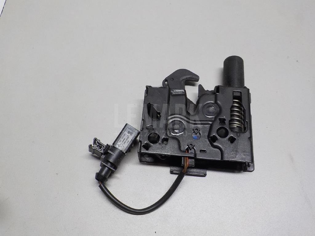 Замок капота