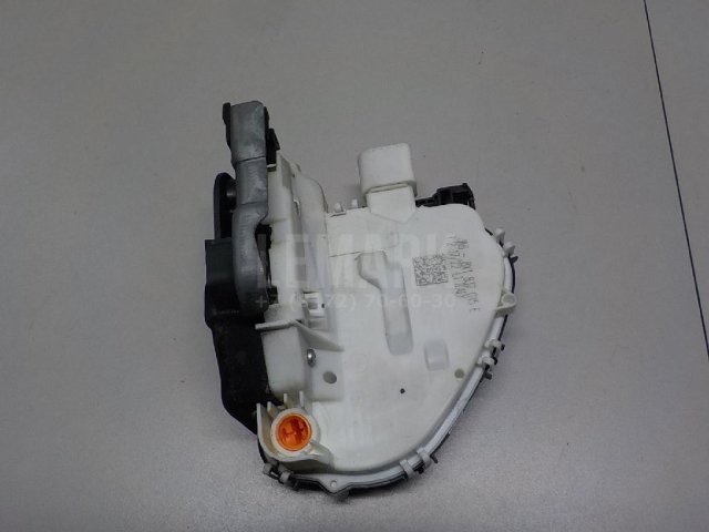 Замок двери передней левой