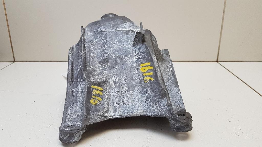 Кронштейн двигателя левый для  Audi 100 [C4] 1991-1994