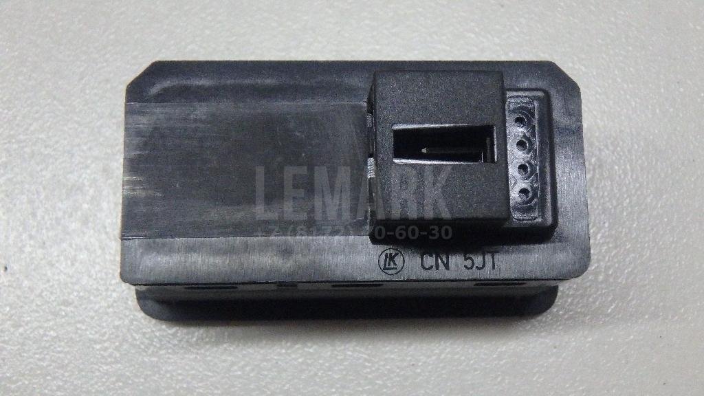 Кнопка закрывания багажника