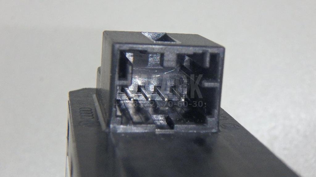 Кнопка закрывания багажника