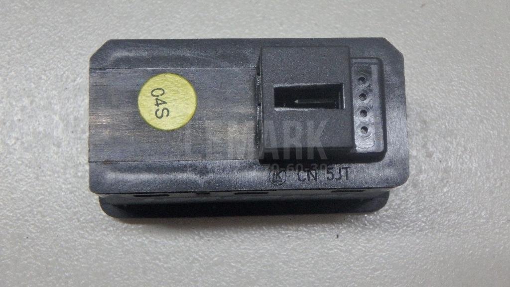 Кнопка закрывания багажника