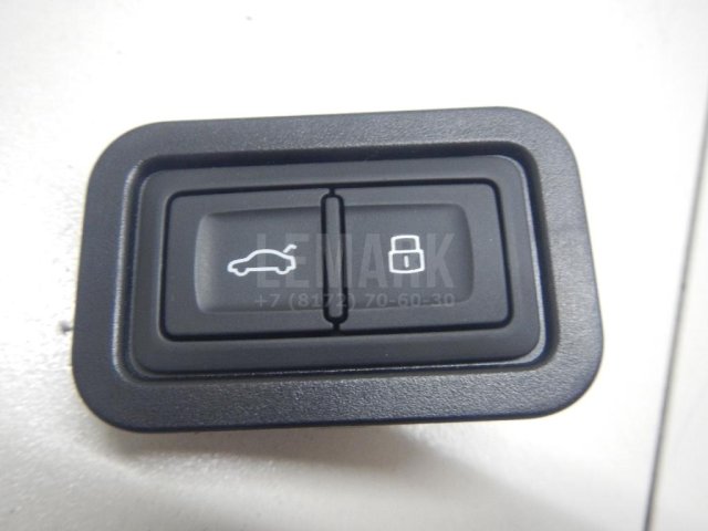 Кнопка закрывания багажника