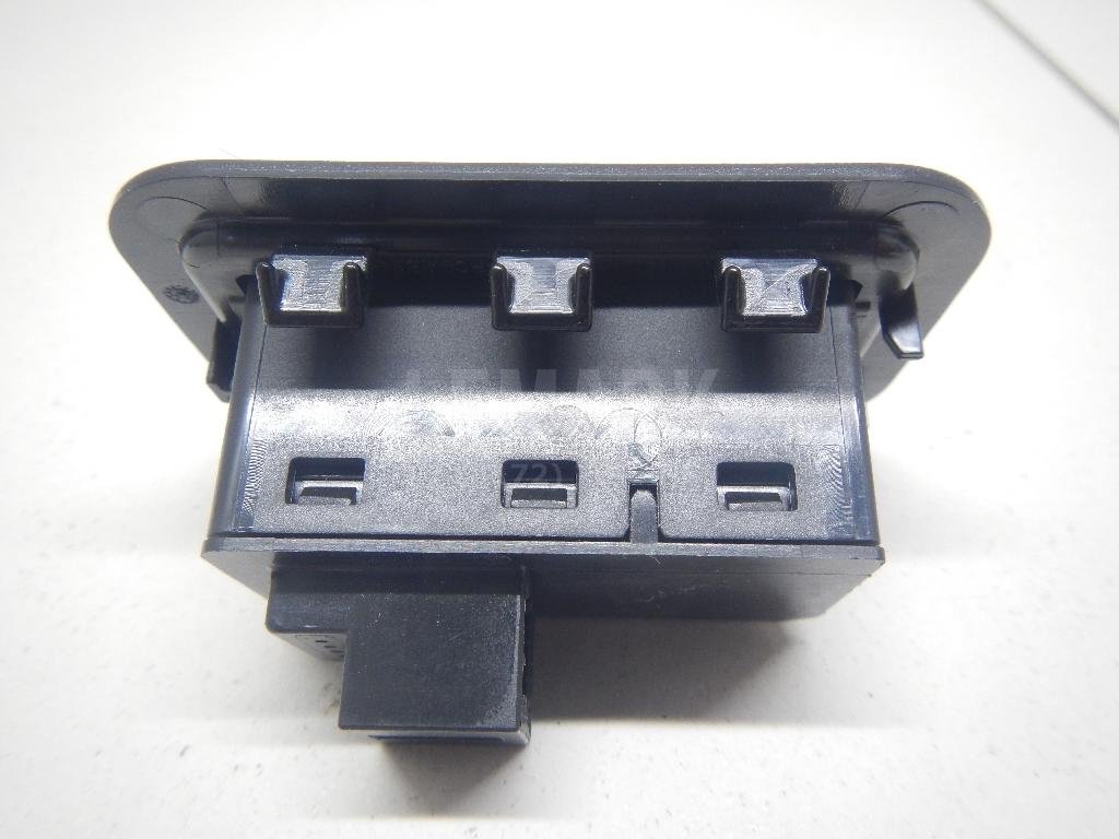 Кнопка закрывания багажника