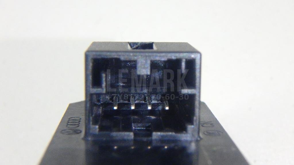 Кнопка закрывания багажника