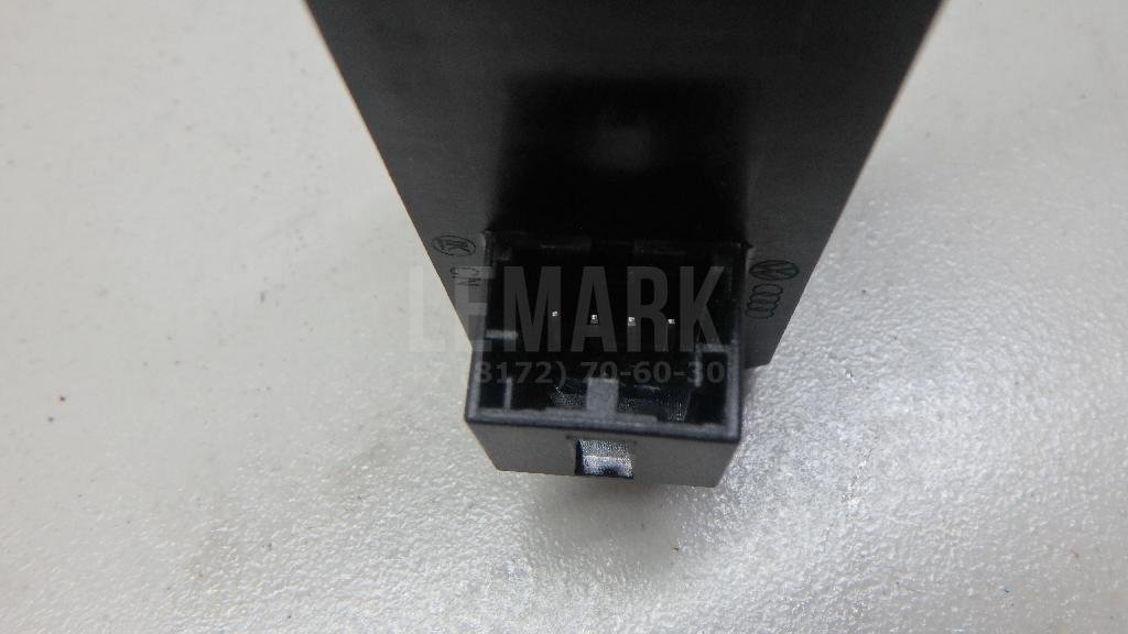 Кнопка закрывания багажника