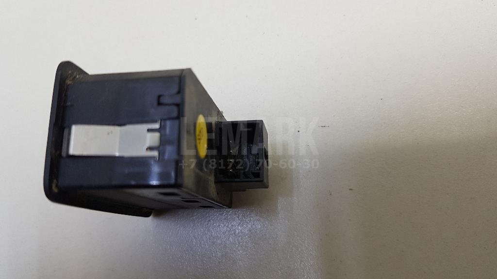 Кнопка закрывания багажника