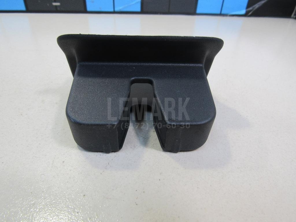 Кожух замка багажника