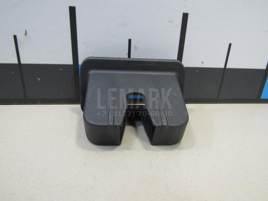 Кожух замка багажника