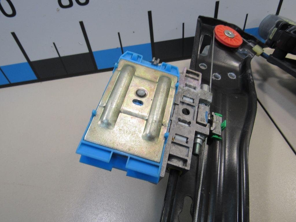 Стеклоподъемник электр. задний правый