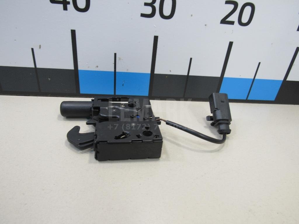 Замок капота