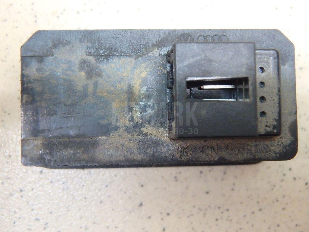 Кнопка закрывания багажника