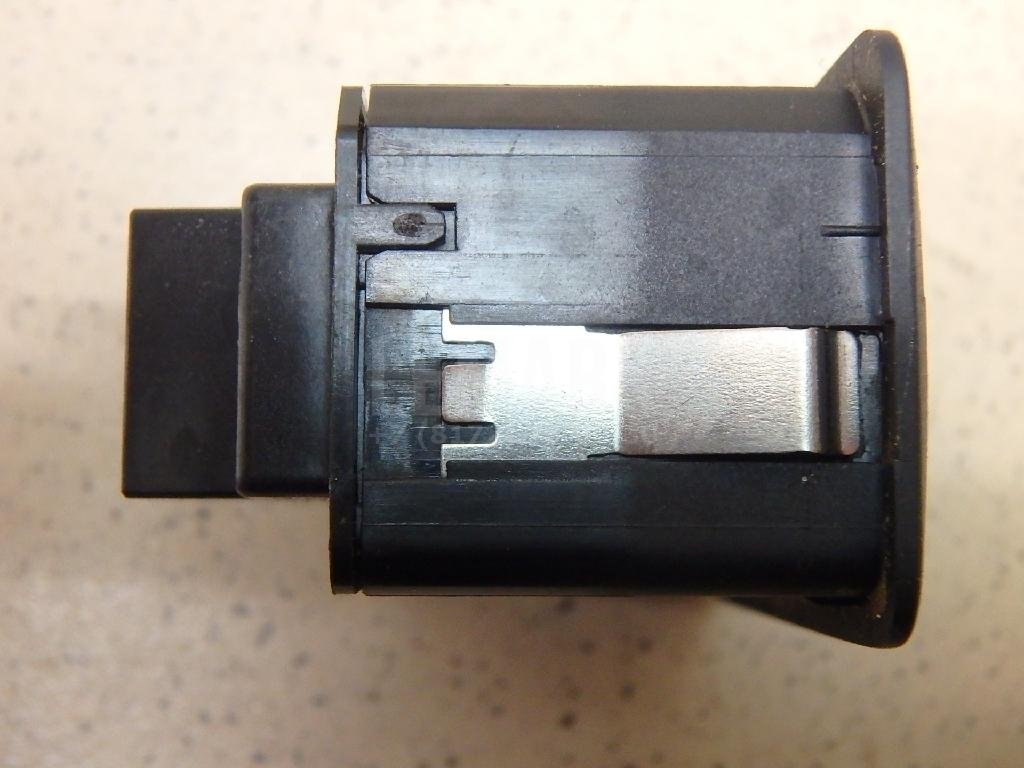 Кнопка закрывания багажника