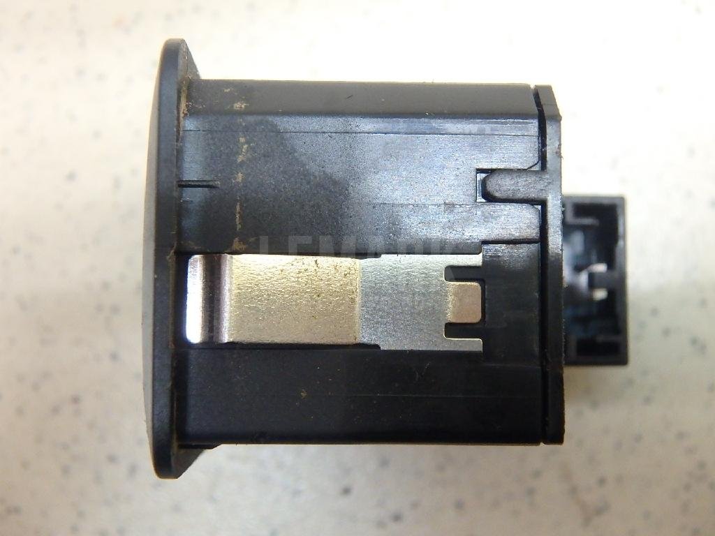 Кнопка закрывания багажника