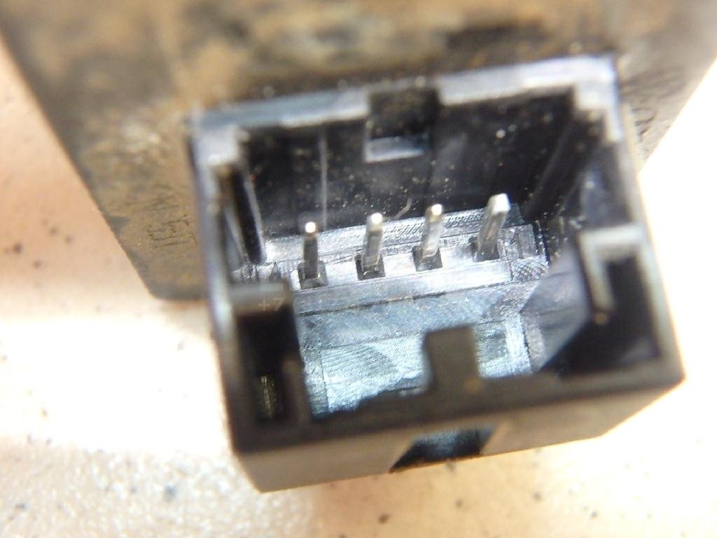 Кнопка закрывания багажника