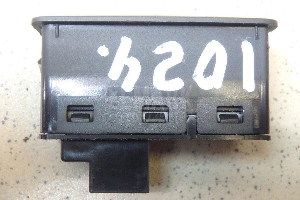 Кнопка закрывания багажника