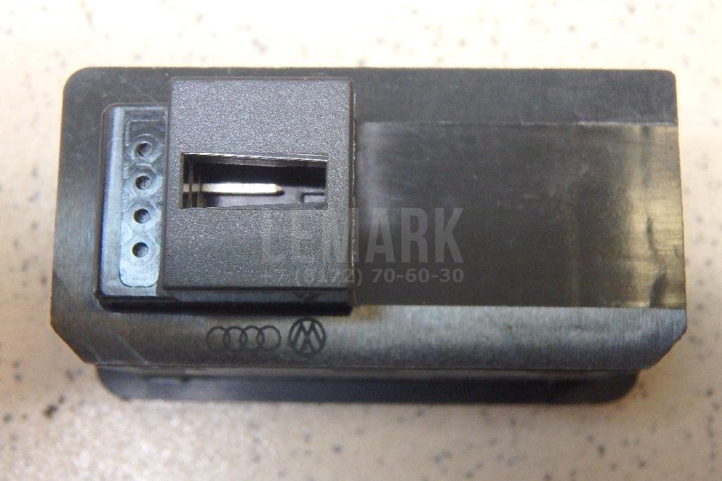 Кнопка закрывания багажника