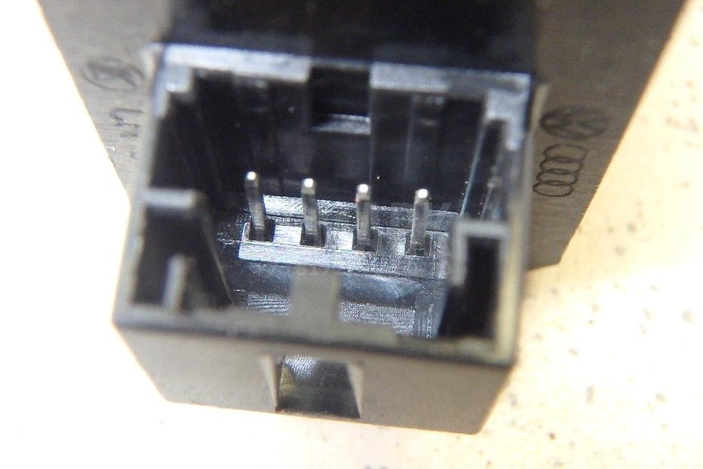 Кнопка закрывания багажника