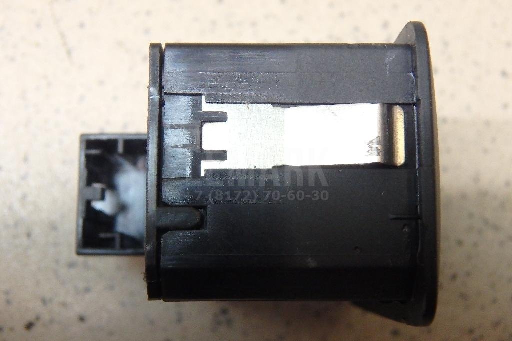 Кнопка закрывания багажника