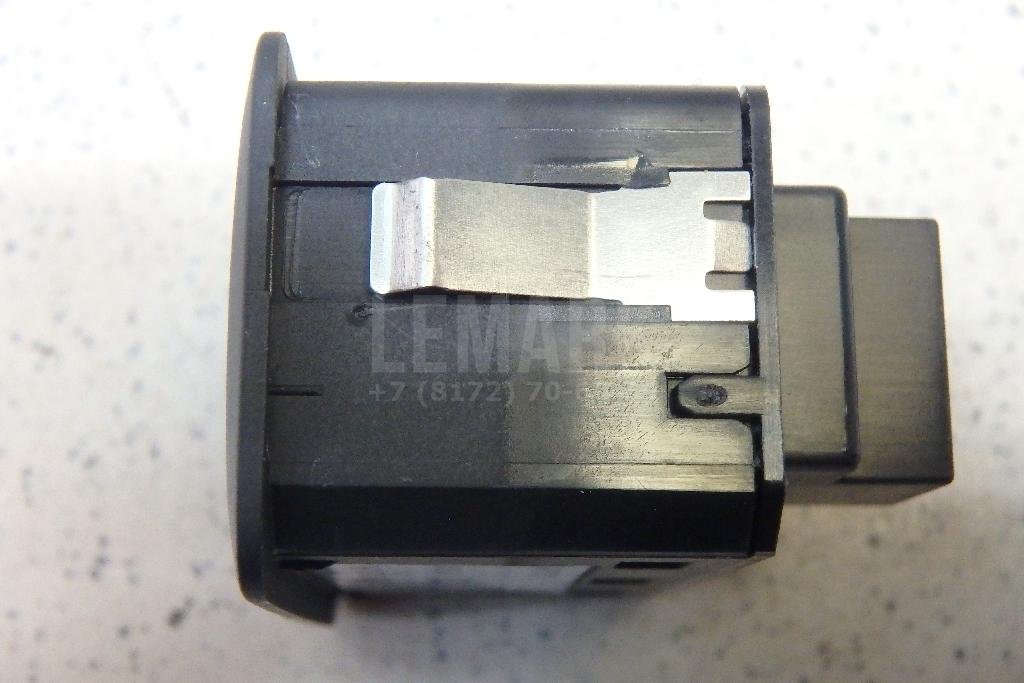 Кнопка закрывания багажника