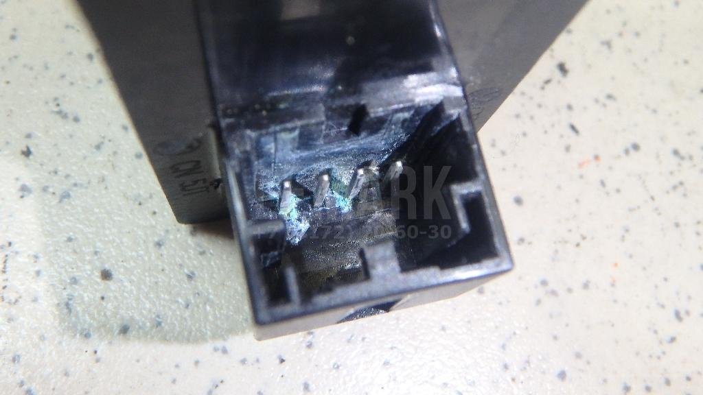 Кнопка закрывания багажника