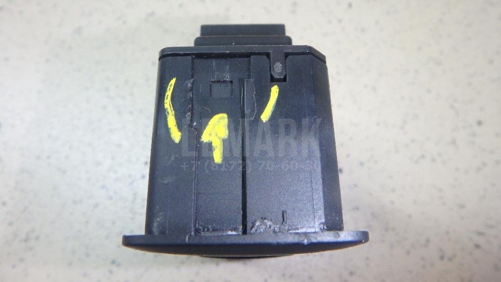 Кнопка закрывания багажника