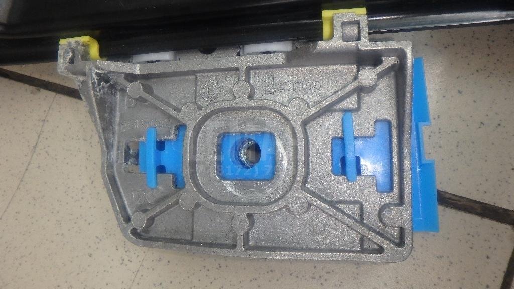 Стеклоподъемник электр. задний левый