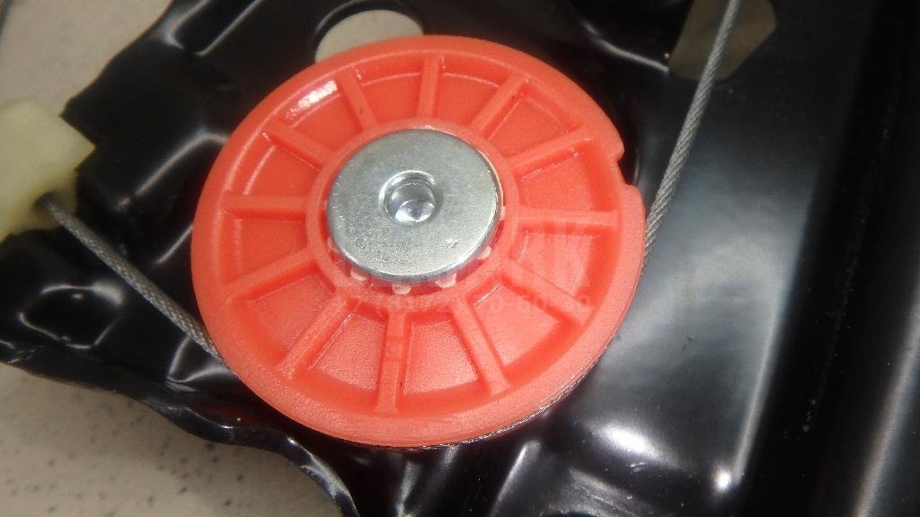 Стеклоподъемник электр. задний левый