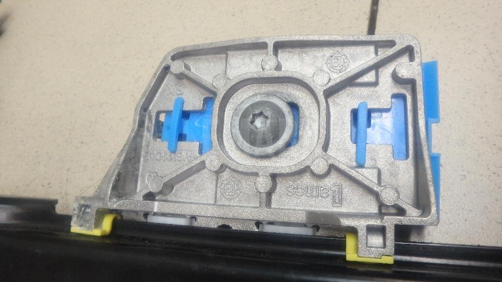 Стеклоподъемник электр. задний правый