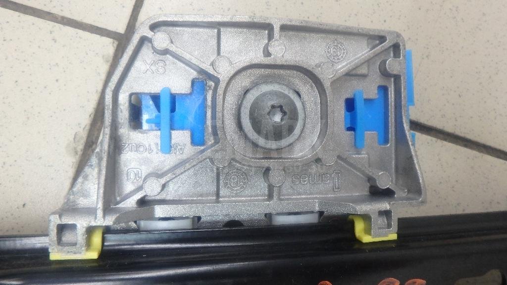 Стеклоподъемник электр. задний правый