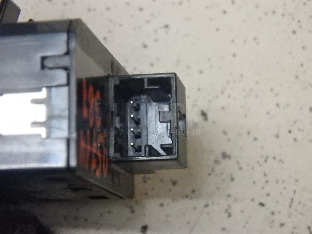 Кнопка закрывания багажника