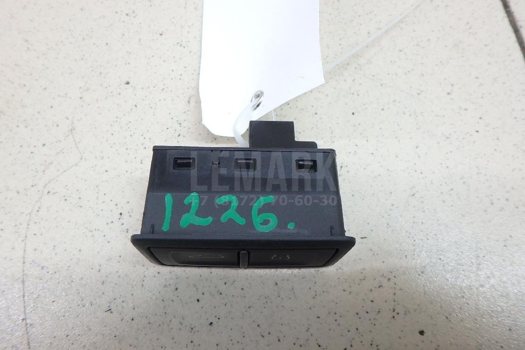 Кнопка закрывания багажника