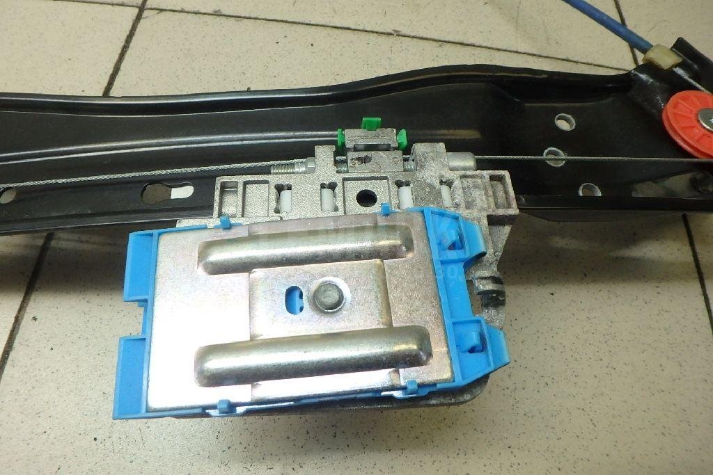 Стеклоподъемник электр. задний правый